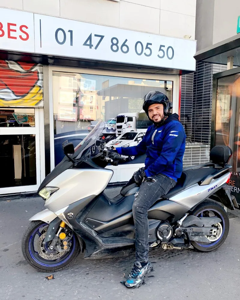 Un élève sur son scooter devant l’agence CER Église de Colombes